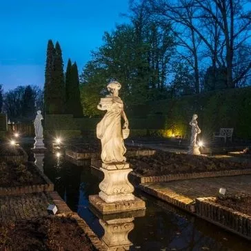 díszkert fehér szobrokkal szobrokat több oldalról megvilágító leszúrható lámpatestek adnak egy kellemes látványos hangulatot a kertenk esti fényekben