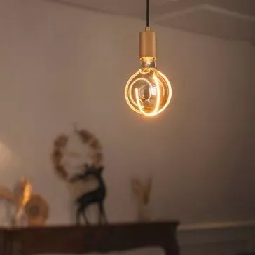 Függesztéken nagy gömb alakú hangulatfénnyel világító látványos filament LED izzó 